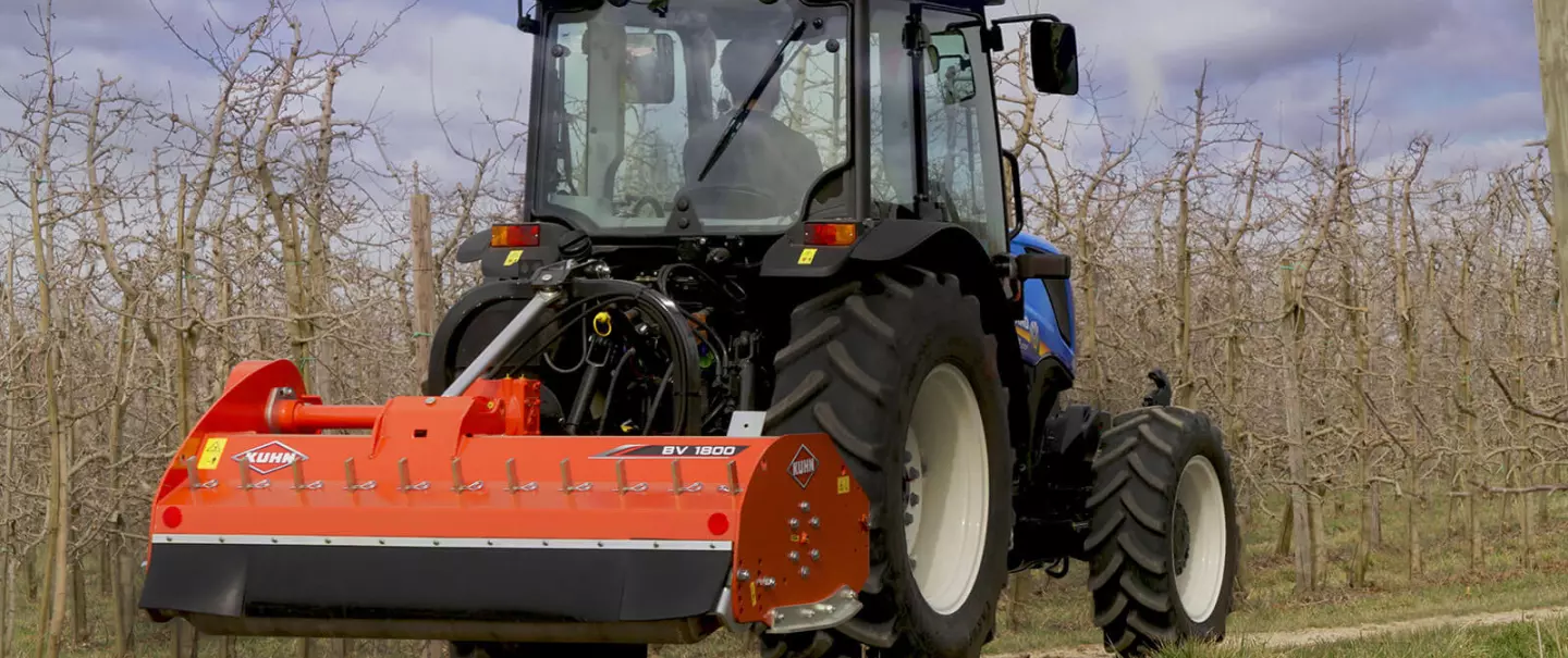 La trituradora BV 1800 en la carretera que lleva hasta las plantaciones frutales.