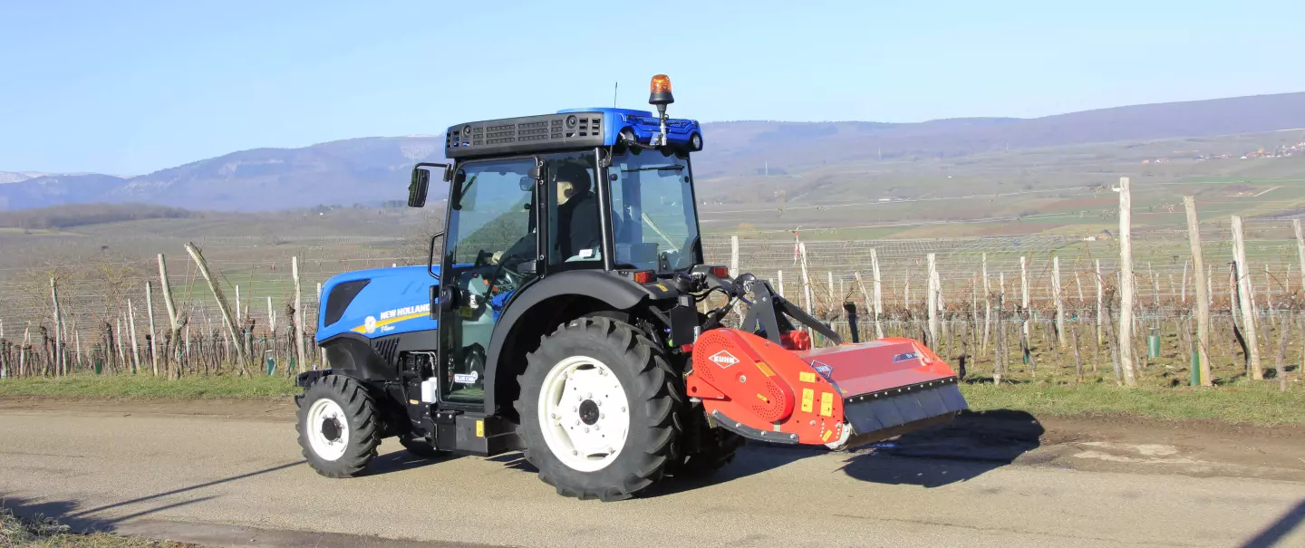 Trituradora de viñedos BV 14 durante el transporte por carretera