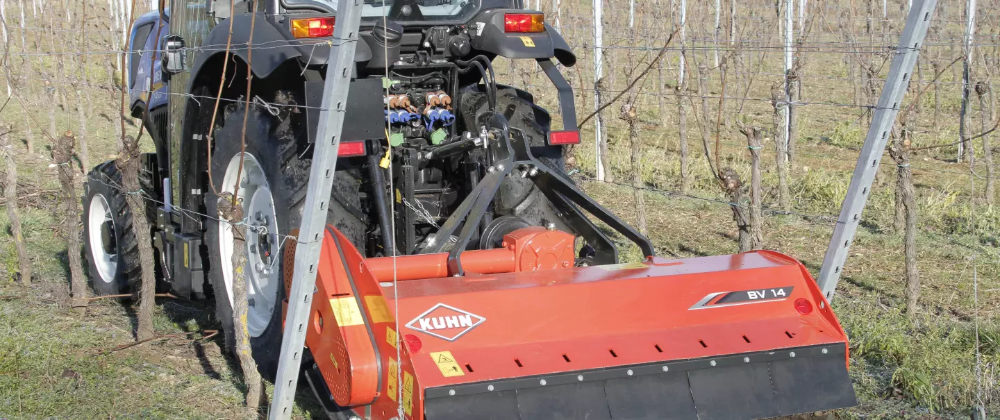Trituradora de viñedos BV 14 durante el trabajo