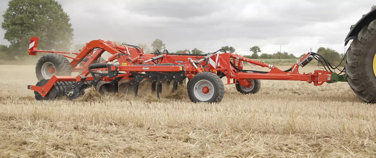 CULTIMER L 400R equipado con discos de nivelación