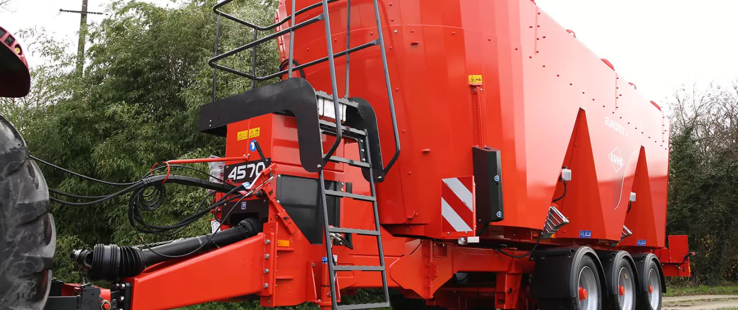 Photo en contre-plongée de la mélangeuse traînée EUROMIX 3 DL