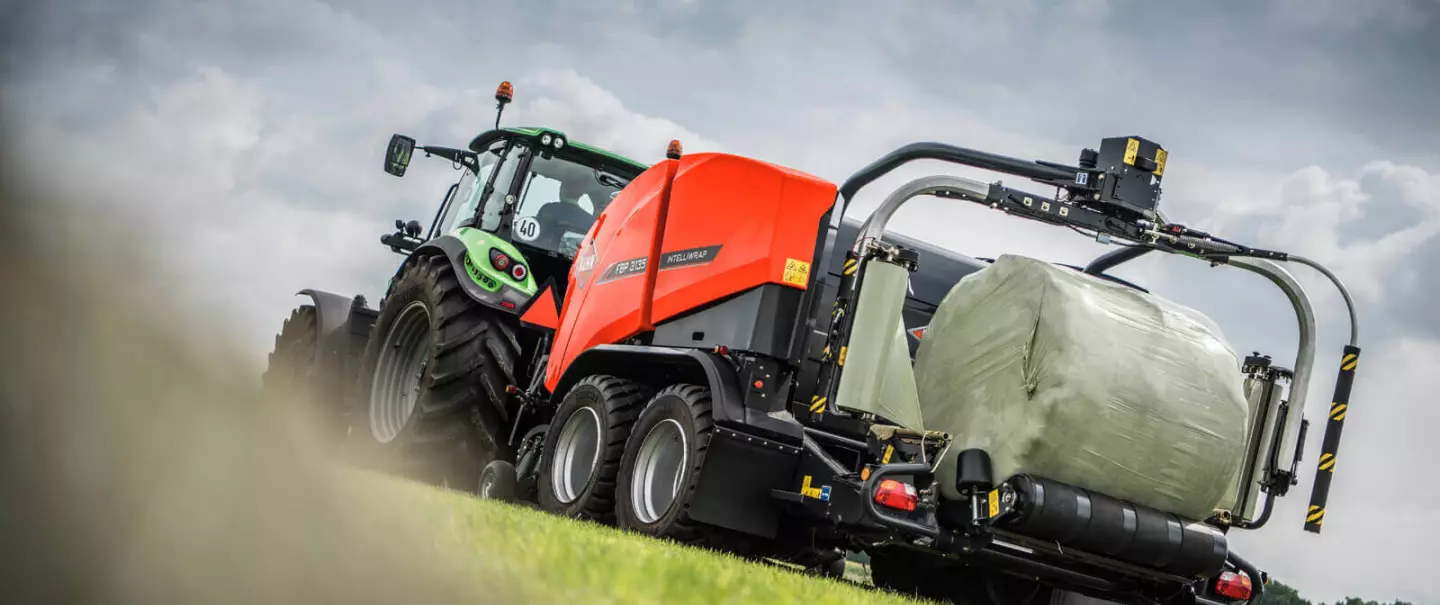 La FBP 3135 encintando una paca bajo un cielo nublado