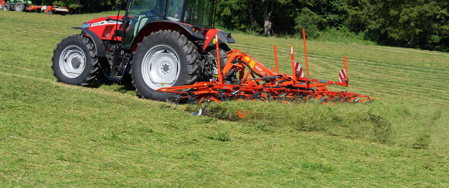 El henificador rotativo GF 8703 durante el trabajo