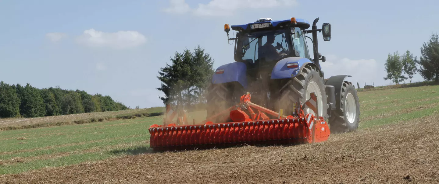 Grada rotativa HR 4020 trabajando