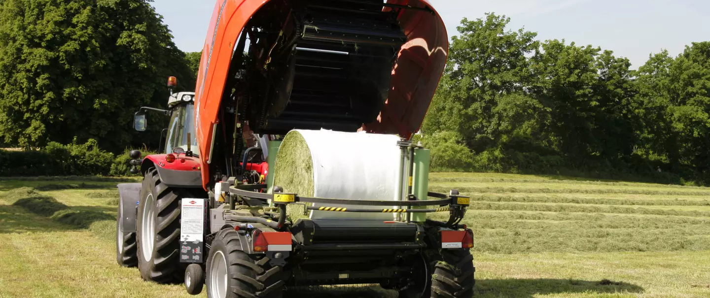 i-BIO+ comienza a encintar una paca con plástico en la cámara de pacas