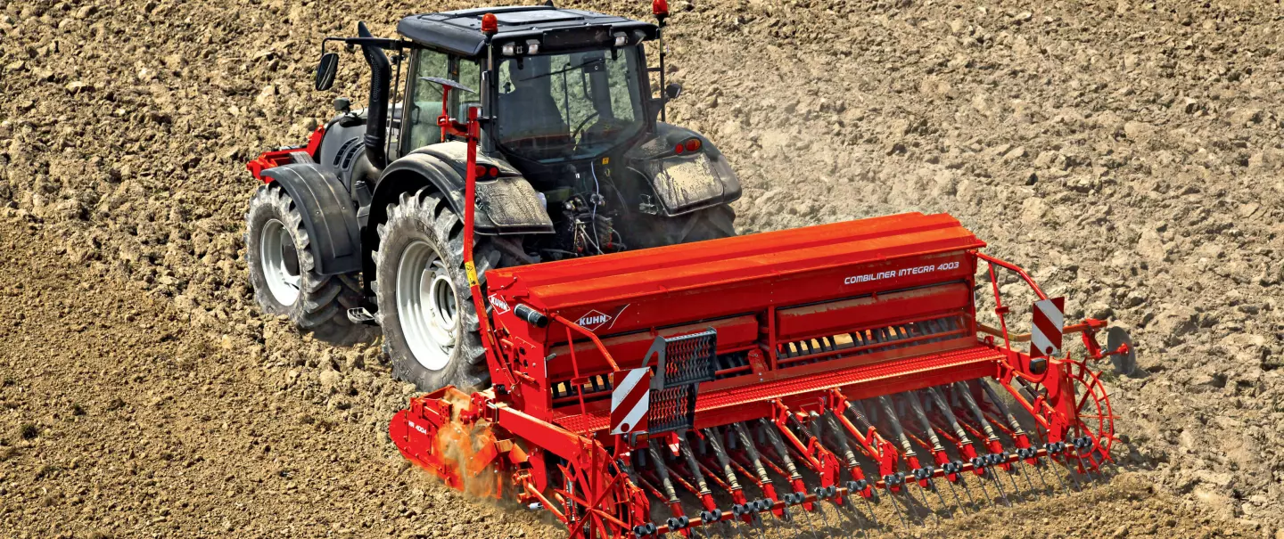Sembradora mecánica integrada COMBILINER INTEGRA 4003 con la grada rotativa HR 4004 durante el trabajo
