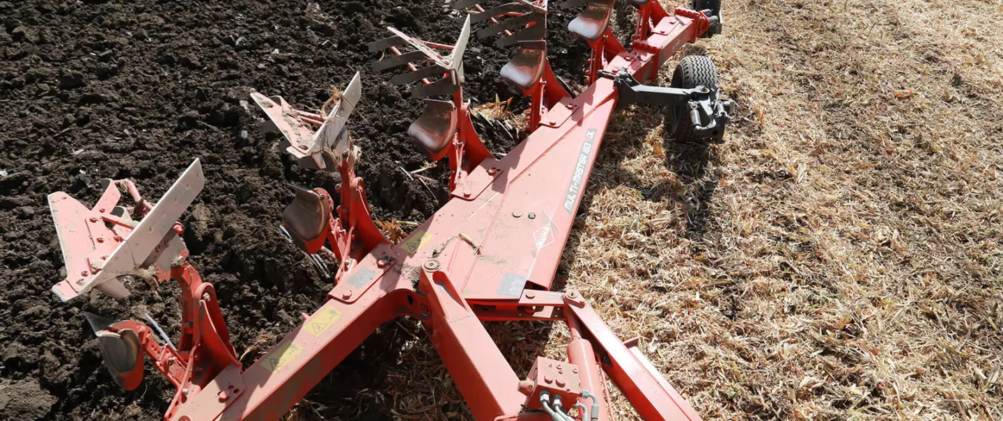 Los arados reversibles suspendidos MASTER 183 se adaptan a los espacios entre neumáticos grandes