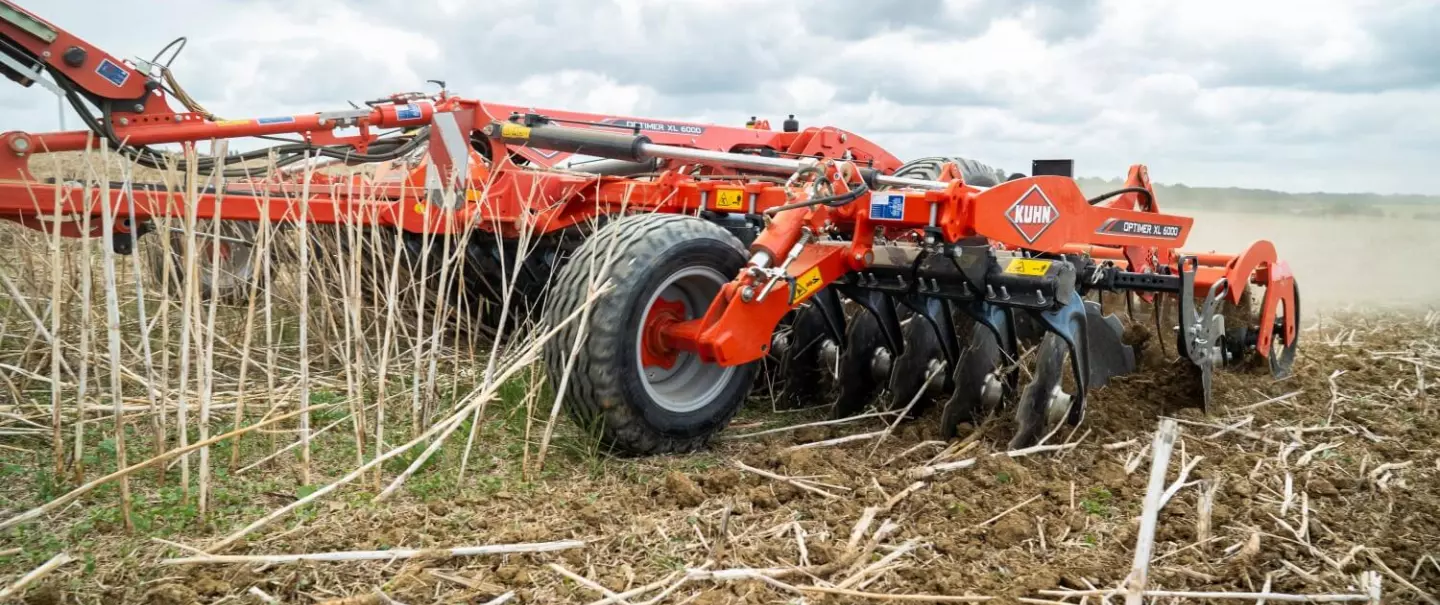 Kuhn rastrojador OPTIMER trabajando