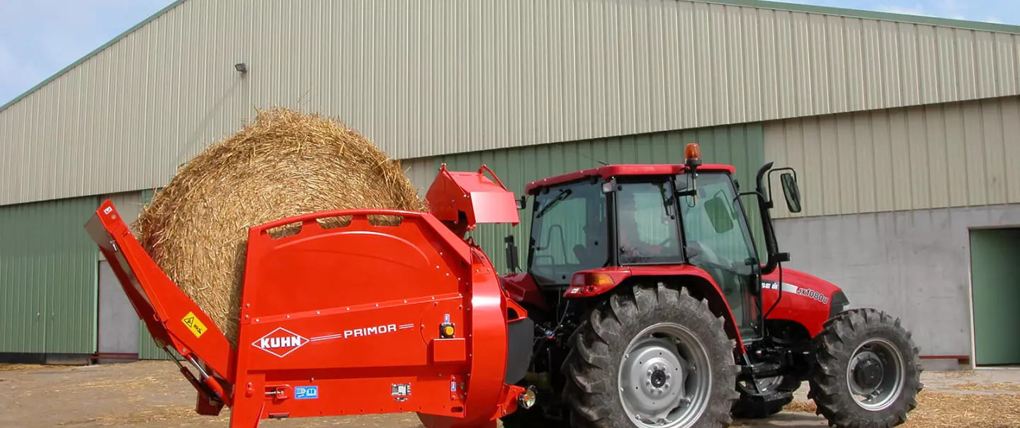 Empajadora PRIMOR 2060 H de KUHN en modo transporte