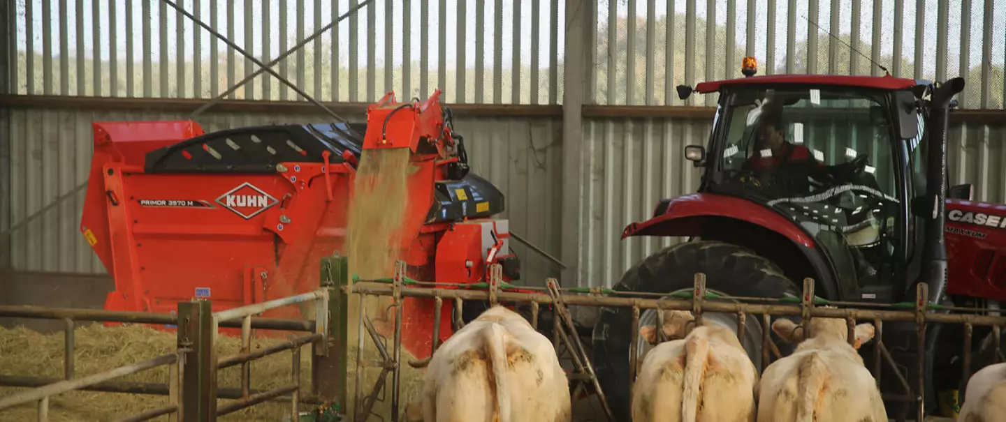 Empajadora distribuidora PRIMOR 3570 M de KUHN en modo carga