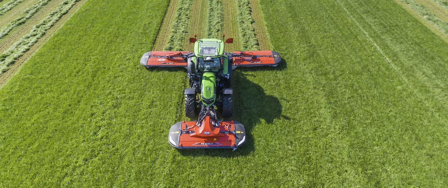Segadora triple de tambores PZ 8831 en un gran pastizal