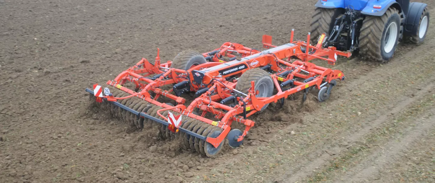 PERFORMER trabajando