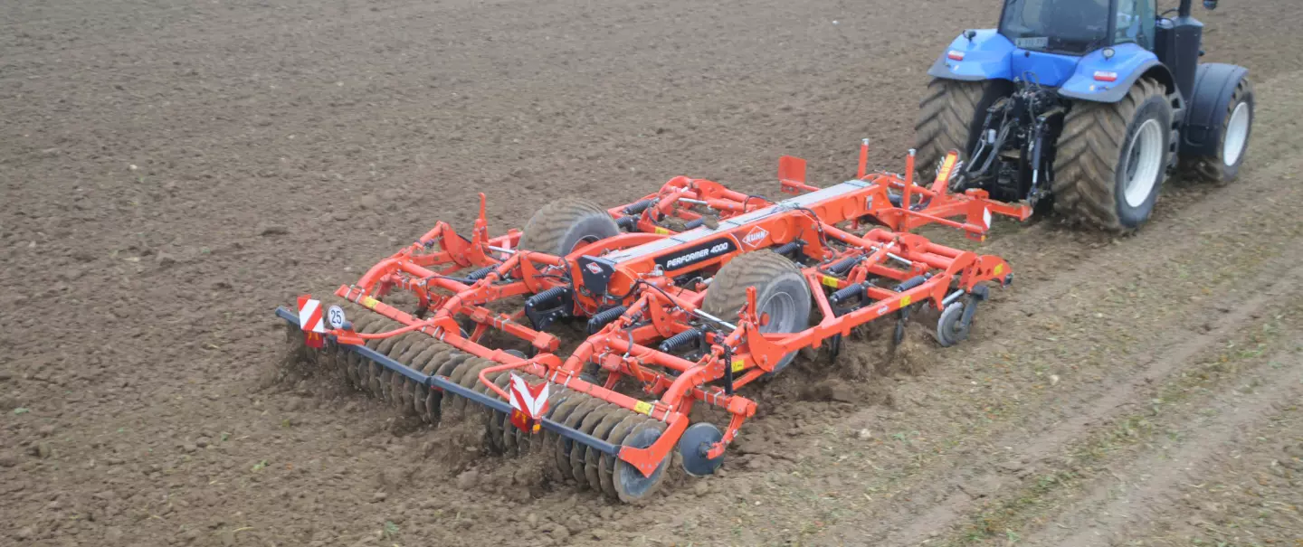 PERFORMER trabajando