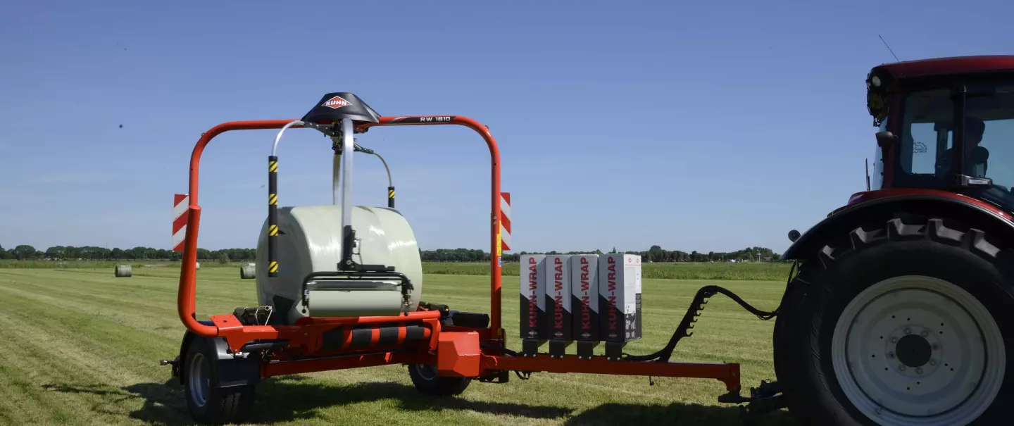 Encintadora de pacas redondas RW 1800 encintando una paca en 3D.