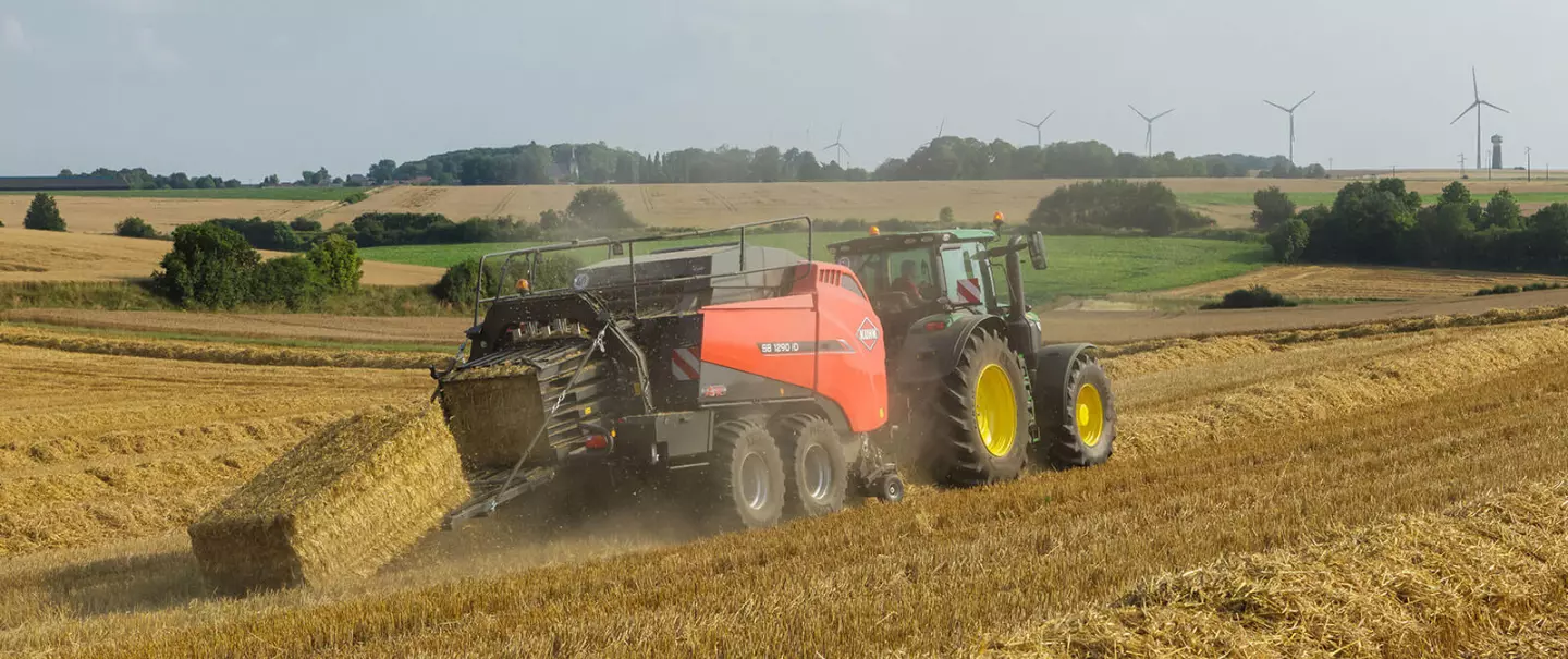 Empacado con la SB 1290 iD en un campo de paja