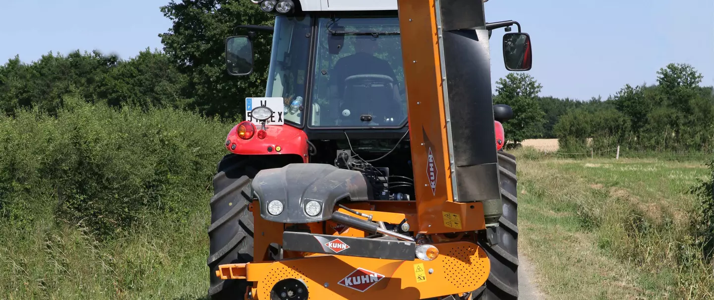 La segadora de arcenes SPRING LONGER Serie 70 durante el transporte en carretera