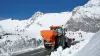 Distribuidor AXEO de sal, arena, grava y abono en acción en una carretera de montaña en la nieve