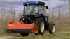 La trituradora BV 1800 en la carretera que lleva hasta las plantaciones frutales.