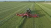 Hilerador de cinta MERGE MAXX 1090 trabajando en un campo de alfalfa